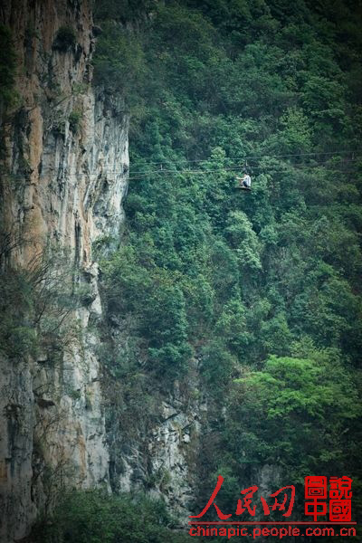 The strop ropeway to across the rift (chinapic.people.com.cn) 