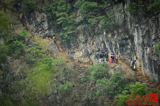 Another optional road for the villagers to cross the rift, which is more dangerous and time consuming.(chinapic.people.com.cn)