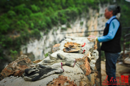 Gloves are necessary for taking the strop ropeway (chinapic.people.com.cn)