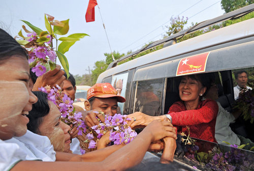Opposition leader Aung San Suu Kyi greets supporters during her election campaign in Kawhmu, Yangon Region, on April 1 (XINHUA/AFP)     