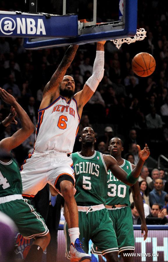 Tyson Chandler (Up) of New York Knicks dunks during the NBA game against Boston Celtics in New York, the United States, April 17, 2012. Knicks won 118-110. (Xinhua/Shen Hong) 