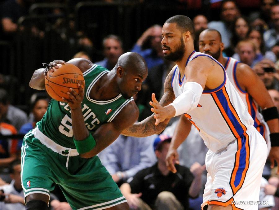 Kevin Garnett (L) of Boston Celtics drives the ball during the NBA game against New York Knicks in New York, the United States, April 17, 2012. Knicks won 118-110. (Xinhua/Shen Hong) 