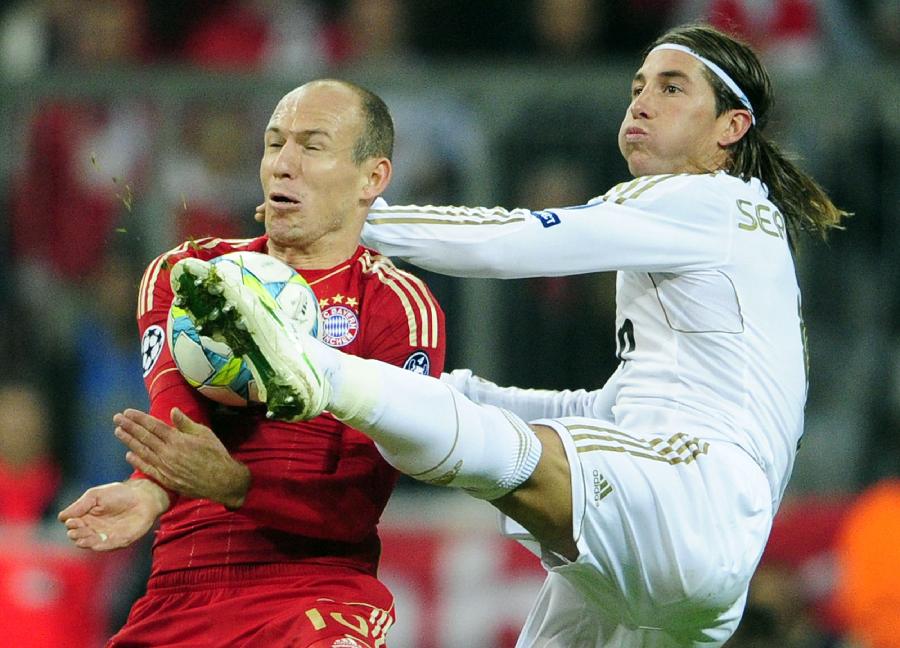 Bayern Munich's Dutch midfielder Arjen Robben (L) and Real Madrid's defender Sergio Ramos vie for the ball during the UEFA Champions League first-leg semi-final football match in Munich, southern Germany. Bayern won 2-1. (Xinhua/AFP Photo) 