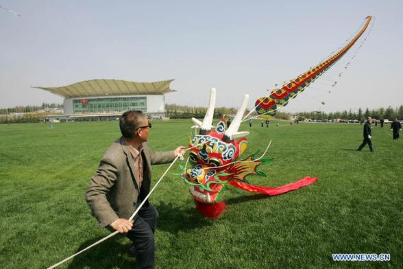 Weifang kite flying competition kicks off