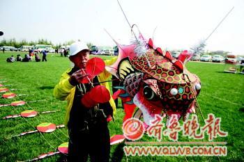 Weifang kite flying competition kicks off