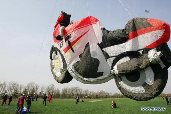 Weifang kite flying competition kicks off