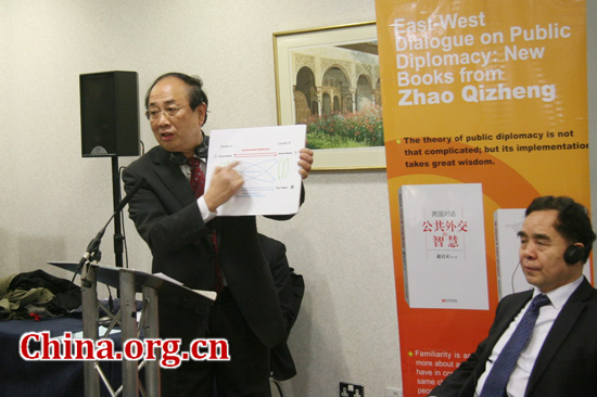 Zhao Qizheng demonstrates his theory on public diplomacy to the audiences attending his new books launch.