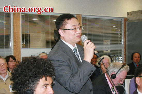 Raymond Li, director of BBC's Chinese department, asks his questions for Zhao Qizheng at the book launch on April 17, 2012. 