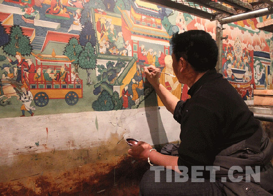 Tsering is coloring.[Photo/ Tibet.cn]