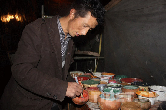 Tsering is coloring.[Photo/ Tibet.cn] 