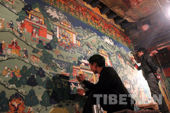 Lhakpa and Losang are drawing the details.[Photo/ Tibet.cn] 