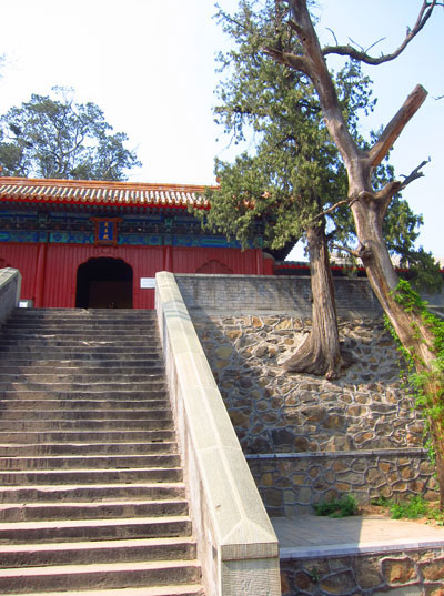 Hall after hall are to be discovered after a series of staircases at Fahai Temple. Photo taken for CRI by William Wang, April, 2012.