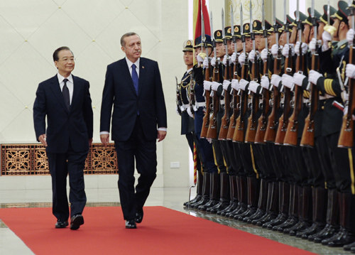 Chinese Premier Wen Jiabao welcomes visiting Turkish Prime Minister Recep Tayyip Erdogan in Beijing on April 9 [Photo: Zhang Duo]