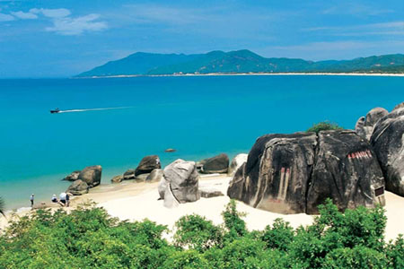 Hainan Island, located in the south of China, is a well-known tourist resorts. [File photo]