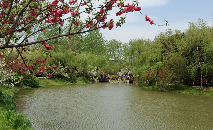 The Slender West Lake is situated in the northwest suburb of Yangzhou City in Jiangsu Province. Originally a natural river course, the lake gradually became a scenic area following continuous harnessing through the dynasties. The beauty of the Slender West Lake lies in the meandering lake and simple and unsophisticated constructions.