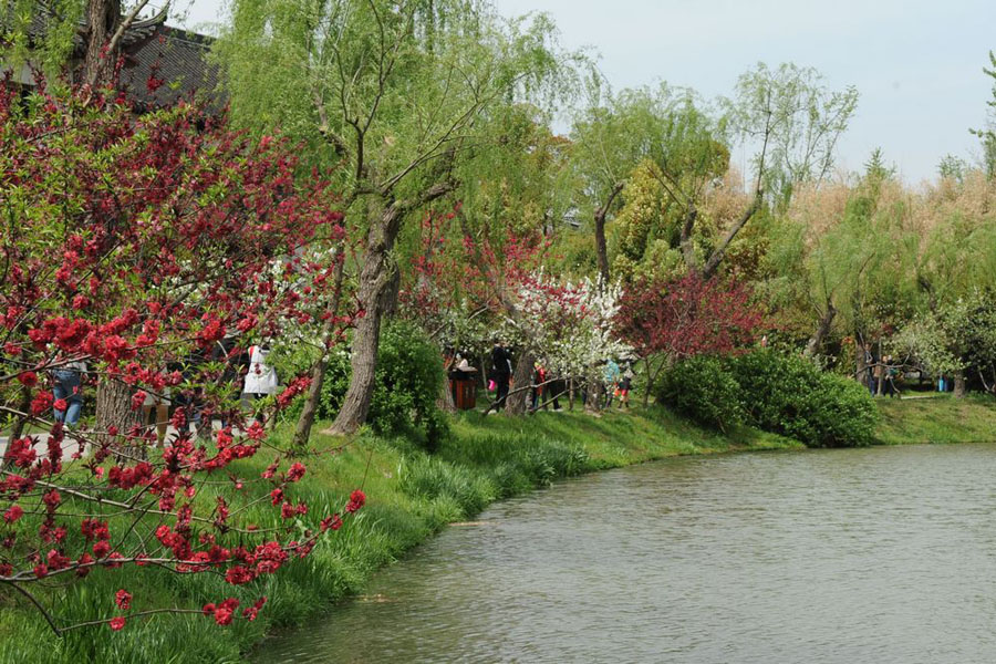 The Slender West Lake is situated in the northwest suburb of Yangzhou City in Jiangsu Province. Originally a natural river course, the lake gradually became a scenic area following continuous harnessing through the dynasties. The beauty of the Slender West Lake lies in the meandering lake and simple and unsophisticated constructions.