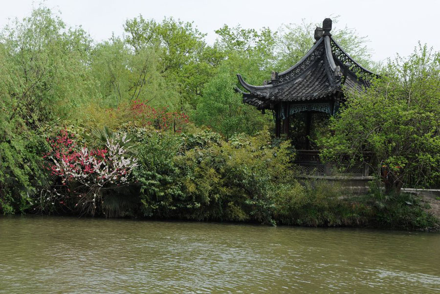 The Slender West Lake is situated in the northwest suburb of Yangzhou City in Jiangsu Province. Originally a natural river course, the lake gradually became a scenic area following continuous harnessing through the dynasties. The beauty of the Slender West Lake lies in the meandering lake and simple and unsophisticated constructions.