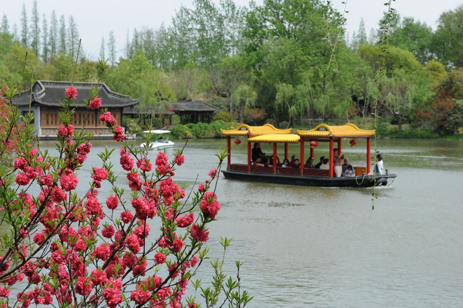 The Slender West Lake is situated in the northwest suburb of Yangzhou City in Jiangsu Province. Originally a natural river course, the lake gradually became a scenic area following continuous harnessing through the dynasties. The beauty of the Slender West Lake lies in the meandering lake and simple and unsophisticated constructions.