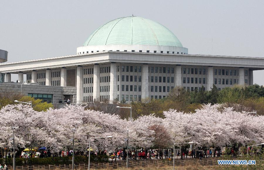 Photo taken on April 20, 2012 shows cherry blossoms and the National Assembly at Yeouido in Seoul, South Korea. (Xinhua/Park Jin hee) 