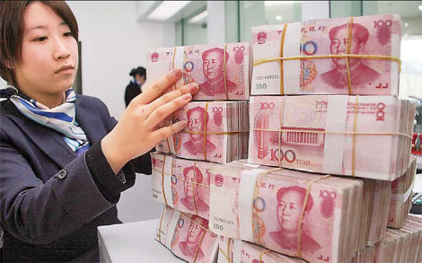A bank clerk stacks up yuan notes in Nantong, Jiangsu province. The central bank pledged to ensure adequate liquidity to support economic growth by using various tools, such as reducing the reserve requirement ratio. [China Daily]