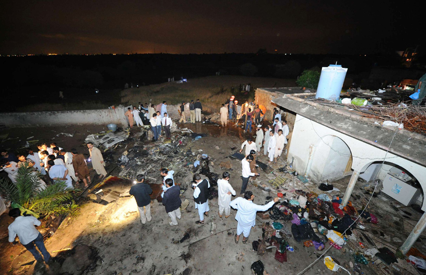 A passenger plane carrying 127 passengers and crew members crashed near Islamabad of Pakistan Friday evening. [Xinhua photo]