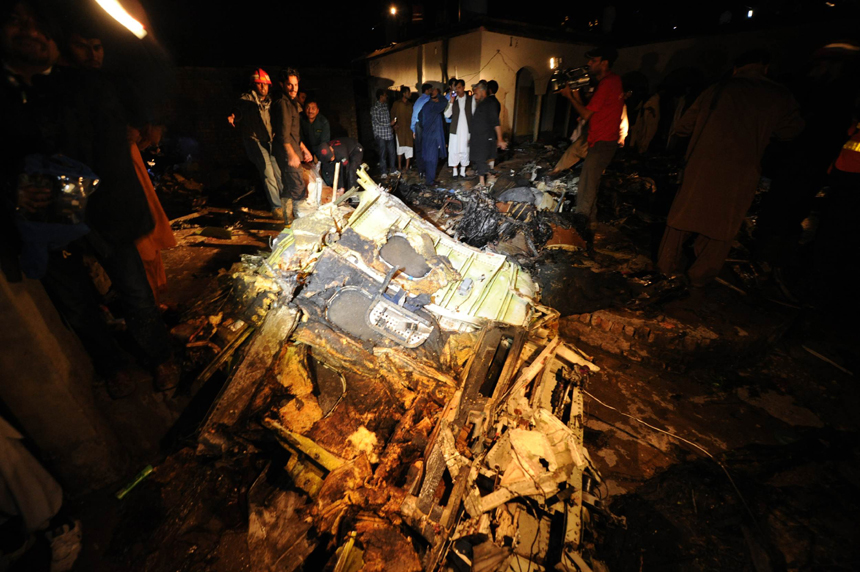 A passenger plane carrying 127 passengers and crew members crashed near Islamabad of Pakistan Friday evening. [Xinhua photo]