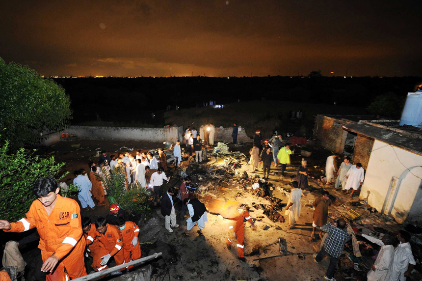 A passenger plane carrying 127 passengers and crew members crashed near Islamabad of Pakistan Friday evening. [Xinhua photo]