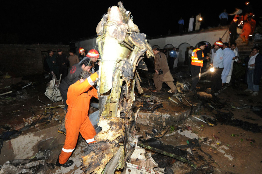 A passenger plane carrying 127 passengers and crew members crashed near Islamabad of Pakistan Friday evening. [Xinhua photo]