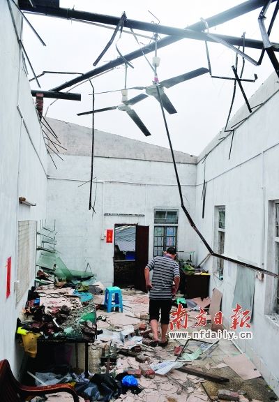 A residential building is destroyed by a rainstorm in Foshan, Guangdong Province, on April 19. Rain and hailstorms had stricken 270 county-level areas across 24 provincial regions since March this year.