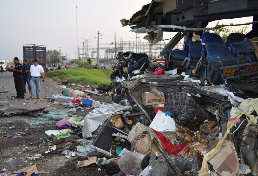A bus-truck crash occurred on a highway in Alamo-Potrero city, Mexico's eastern Veracruz state, early Friday morning. The death toll stood at 43, local government spokeswoman Gina Dominguez said. [Xinhua photo]