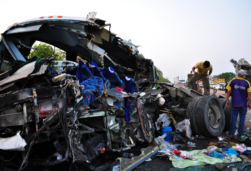 A bus-truck crash occurred on a highway in Alamo-Potrero city, Mexico's eastern Veracruz state, early Friday morning. The death toll stood at 43, local government spokeswoman Gina Dominguez said. [Xinhua photo]