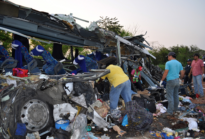 A bus-truck crash occurred on a highway in Alamo-Potrero city, Mexico's eastern Veracruz state, early Friday morning. The death toll stood at 43, local government spokeswoman Gina Dominguez said. [Xinhua photo]