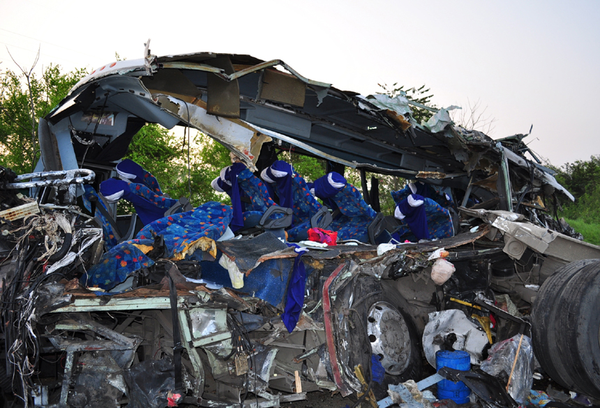 A bus-truck crash occurred on a highway in Alamo-Potrero city, Mexico's eastern Veracruz state, early Friday morning. The death toll stood at 43, local government spokeswoman Gina Dominguez said. [Xinhua photo]