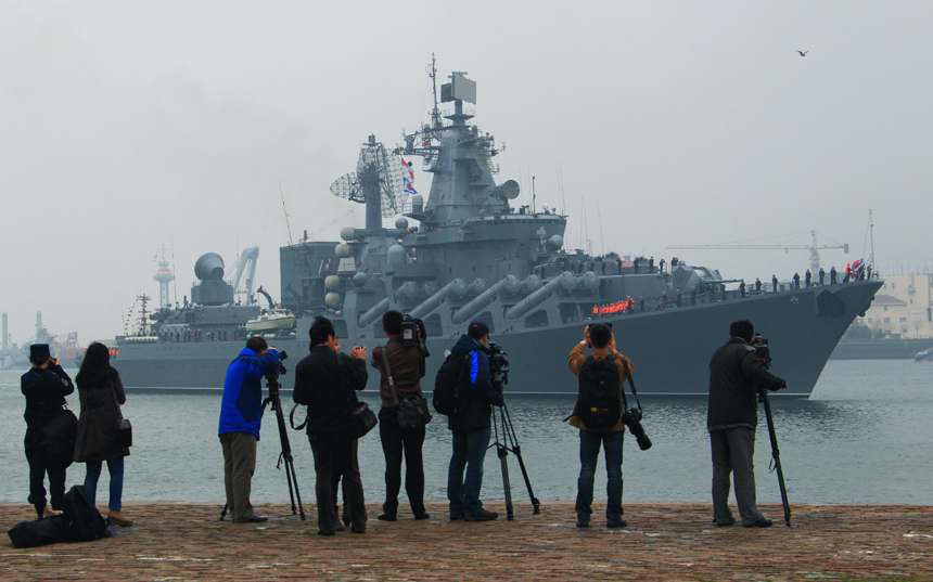 Russian Pacific Fleet&apos;s flagship Varyag, a slava-class guided missile cruiser, arrived at a naval base in Qingdao of east China on Saturday for a joint exercise with the Chinese navy. The exercise is scheduled to be held from April 22 to 27 in the Yellow Sea. [Xinhua photo] 