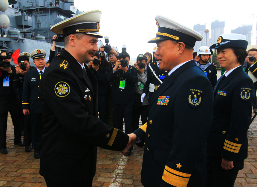 A Russian naval task force arrived at a naval base in Qingdao of east China&apos;s Shandong Province on Saturday for a joint exercise with the Chinese navy next week. In the photo, Du Shaoping, deputy commander of Chinese navy’s North Sea Fleet meets the officers and men of Russia. [Xinhua photo] 