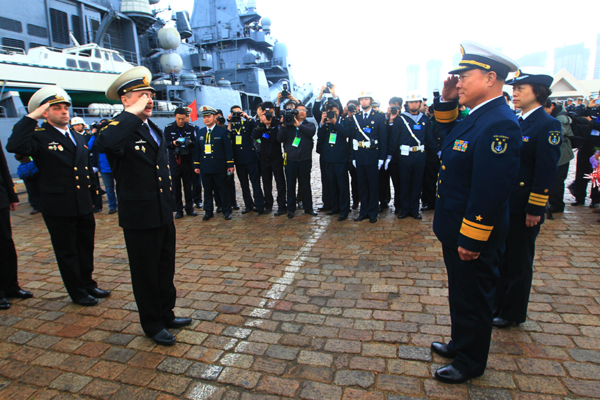 A Russian naval task force arrived at a naval base in Qingdao of east China&apos;s Shandong Province on Saturday for a joint exercise with the Chinese navy next week. In the photo, Du Shaoping, deputy commander of Chinese navy’s North Sea Fleet meets the officers and men of Russia. [Xinhua photo] 