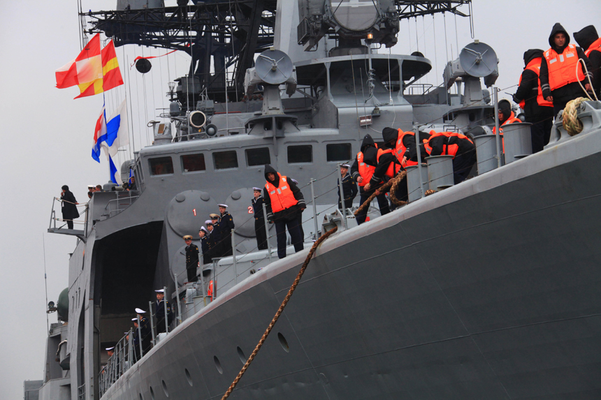 A Russian naval task force arrived at a naval base in Qingdao of east China&apos;s Shandong Province on Saturday for a joint exercise with the Chinese navy next week. [Xinhua photo] 