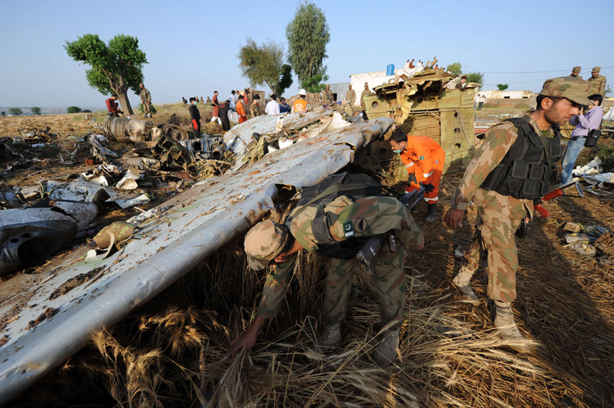 Pakistani rescue workers and local people search the site of a plane crash in Rawalpindi on April 20, 2012. There is &apos;no chance&apos; of any survivors after a plane carrying up to 130 people crashed while trying to land in bad weather near Islamabad on April 20, police said. [Xinhua photo]