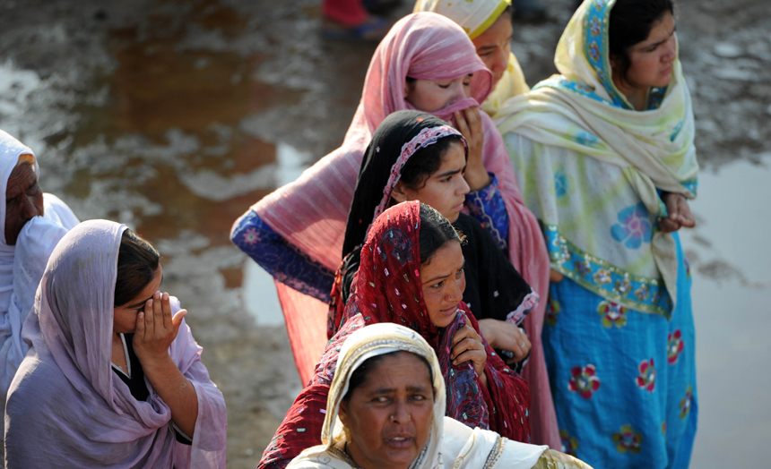 A passenger plane carrying 127 passengers and crew members crashed near Islamabad of Pakistan Friday evening. Pakistani rescue workers and local people search the site of the plane crash. [Xinhua photo]