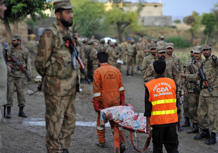 Pakistani rescue workers search the site of a plane crash in Rawalpindi on April 20, 2012. There is &apos;no chance&apos; of any survivors after a plane carrying up to 130 people crashed while trying to land in bad weather near Islamabad on April 20, police said. [Xinhua photo] 