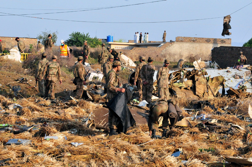 Pakistani rescue workers search the site of a plane crash in Rawalpindi on April 20, 2012. There is &apos;no chance&apos; of any survivors after a plane carrying up to 130 people crashed while trying to land in bad weather near Islamabad on April 20, police said. [Xinhua photo] 