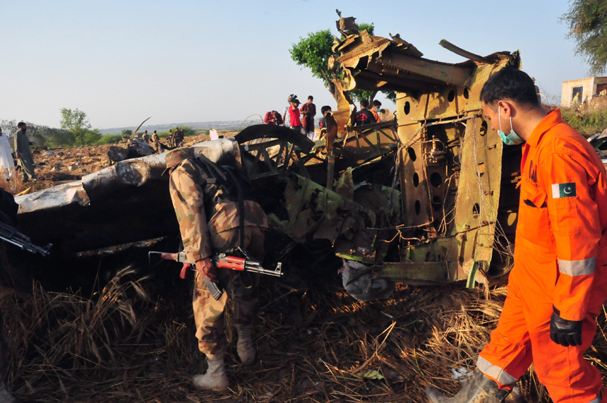 Pakistani rescue workers search the site of a plane crash in Rawalpindi on April 20, 2012. There is &apos;no chance&apos; of any survivors after a plane carrying up to 130 people crashed while trying to land in bad weather near Islamabad on April 20, police said. [Xinhua photo] 