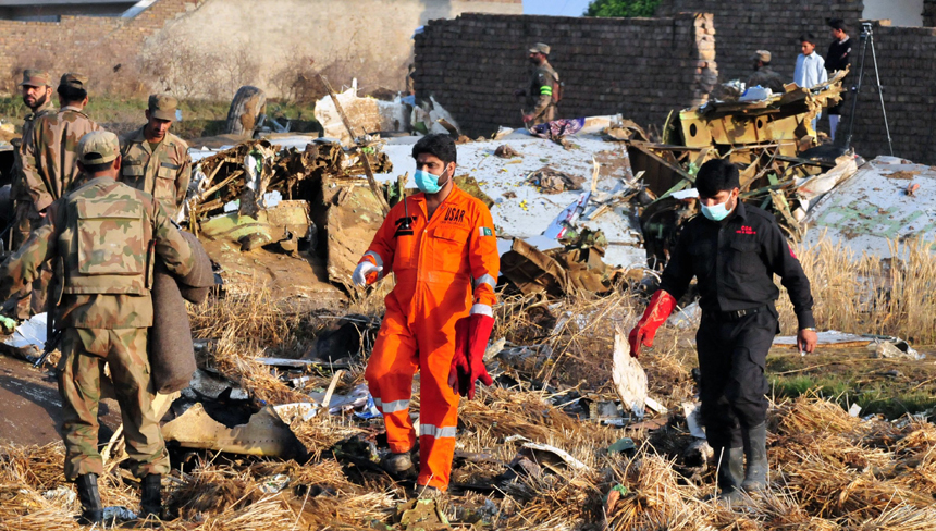 Pakistani rescue workers search the site of a plane crash in Rawalpindi on April 20, 2012. There is &apos;no chance&apos; of any survivors after a plane carrying up to 130 people crashed while trying to land in bad weather near Islamabad on April 20, police said. [Xinhua photo] 