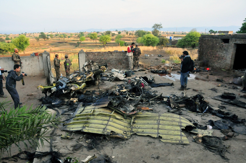 A passenger plane carrying 127 passengers and crew members crashed near Islamabad of Pakistan Friday evening. [Xinhua photo] 