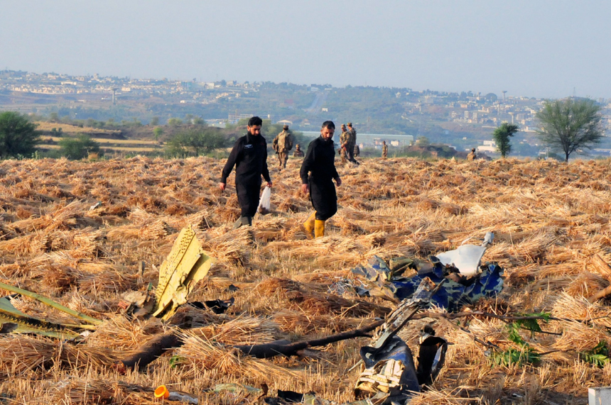 Pakistani rescue workers search the site of a plane crash in Rawalpindi on April 20, 2012. There is &apos;no chance&apos; of any survivors after a plane carrying up to 130 people crashed while trying to land in bad weather near Islamabad on April 20, police said. [Xinhua photo] 