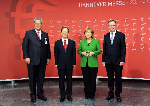 Chinese Premier Wen Jiabao (2nd L) and German Chancellor Angela Merkel (2nd R) attend the opening ceremony of the Hannover Industrial Fair in Hannover, Germany, April 22, 2012. (Xinhua/Rao Aimin)