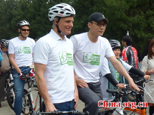 Danish Ambassador to China (Front L) and Chinese actor Liu Ye (R) have their pictures taken at the beginning of the race.