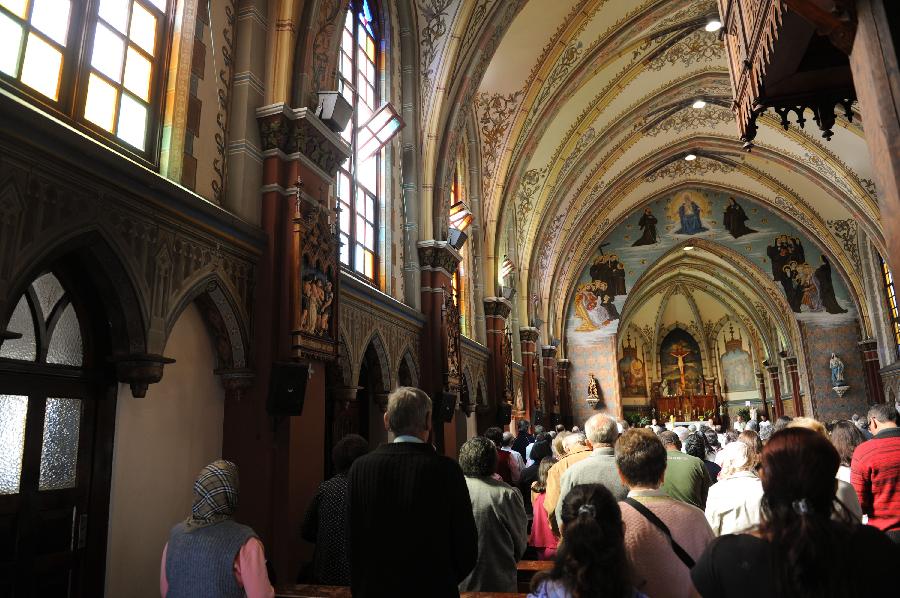  People participate in a mass ceremony at a church in Curitiba City, south Brazil, April 22, 2012 (Xinhua/Weng Xinyang) 