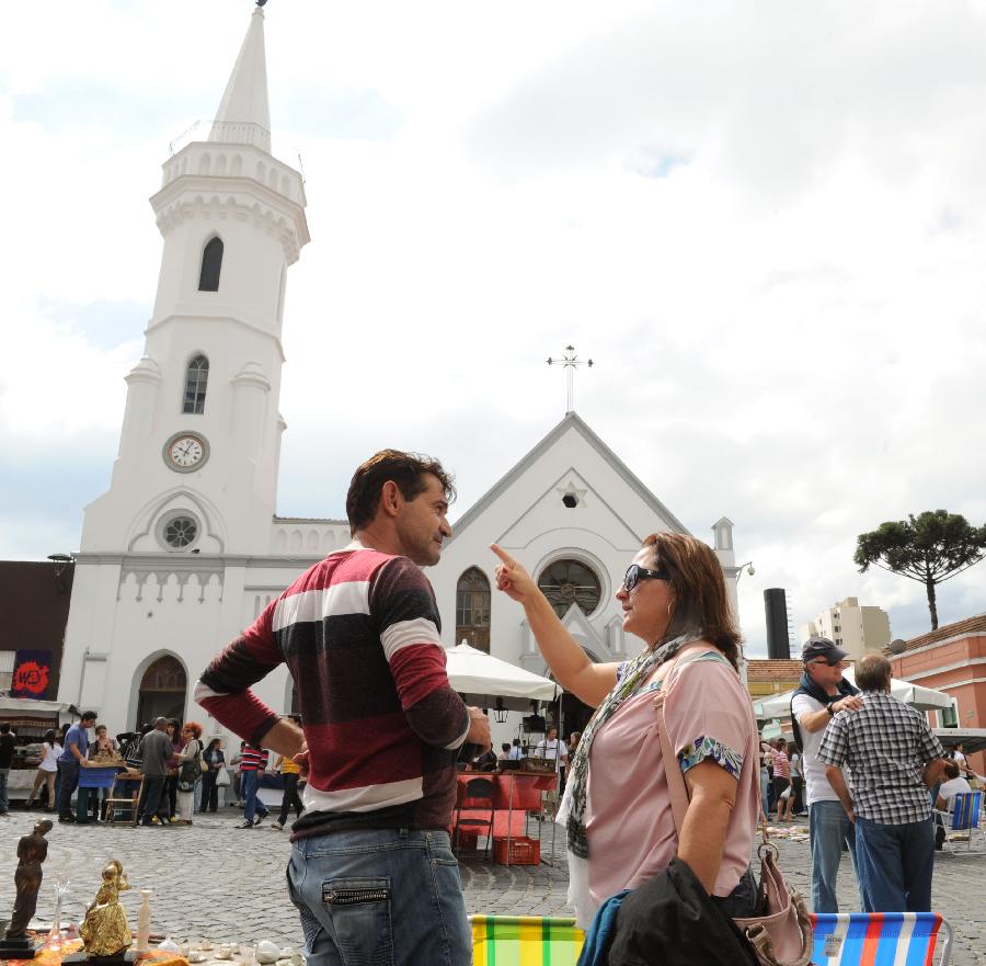 People do shoping at a weekend bazaar in Curitiba City, south Brazil, April 22, 2012. (Xinhua/Weng Xinyang) 