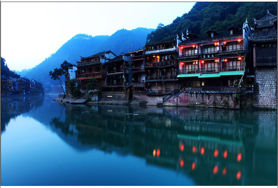 The old town of Phoenix is like an impressive community living on the banks of the Tuojiang River. The unique lifestyle has long fascinated visitors, as has the town's enchanting scenery and peaceful atmosphere. It's free to enter the old town but some cultural relic buildings and notable residents' homes still have admission charges.